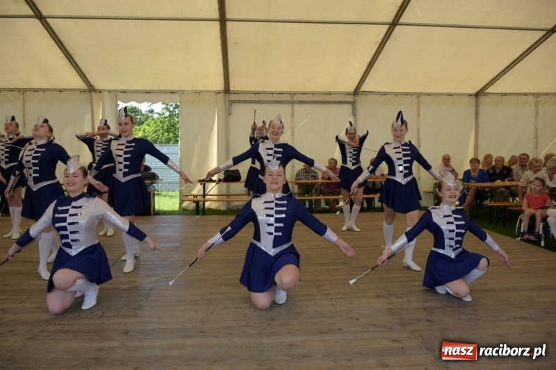 Zdjęcie w galerii na portalu naszraciborz.pl: Jest w orkiestrach dętych wielka siła. Przemarsz przez Tworków [WIDEO]  wiadomości z regionu