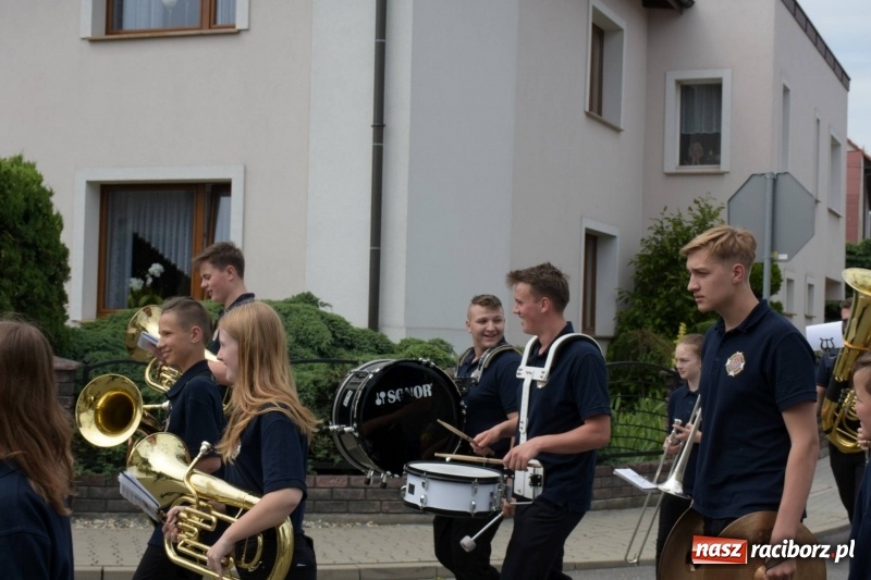 Zdjęcie w galerii na portalu naszraciborz.pl: Jest w orkiestrach dętych wielka siła. Przemarsz przez Tworków [WIDEO]  wiadomości z regionu