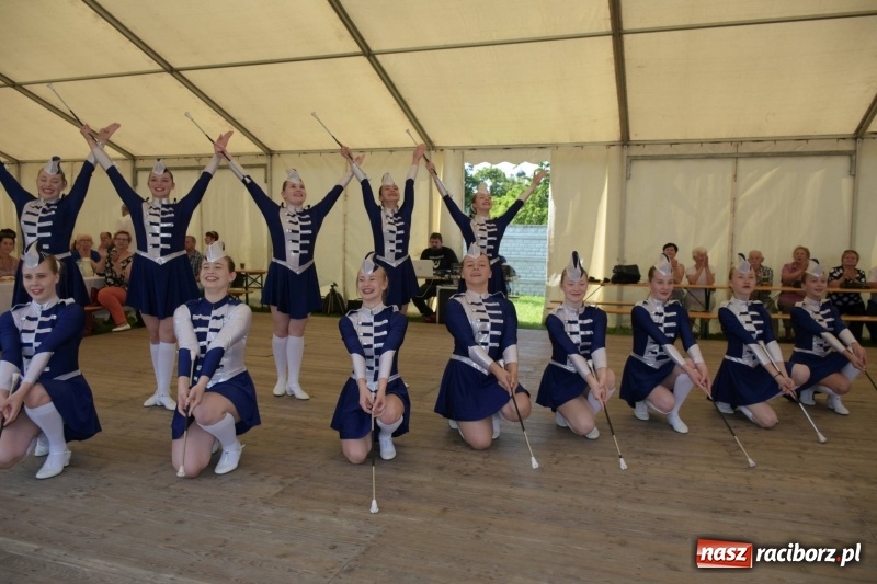 Zdjęcie w galerii na portalu naszraciborz.pl: Jest w orkiestrach dętych wielka siła. Przemarsz przez Tworków [WIDEO]  wiadomości z regionu