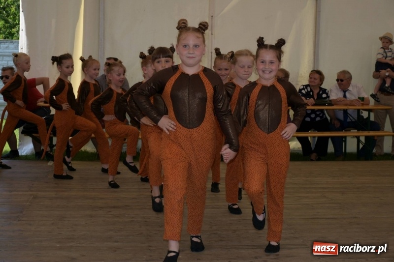 Zdjęcie w galerii na portalu naszraciborz.pl: Jest w orkiestrach dętych wielka siła. Przemarsz przez Tworków [WIDEO]  wiadomości z regionu