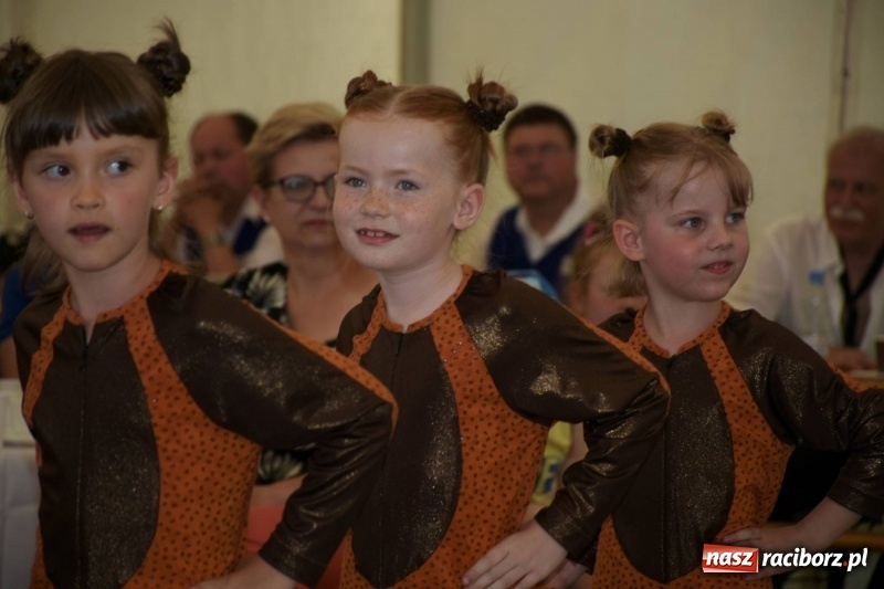 Zdjęcie w galerii na portalu naszraciborz.pl: Jest w orkiestrach dętych wielka siła. Przemarsz przez Tworków [WIDEO]  wiadomości z regionu