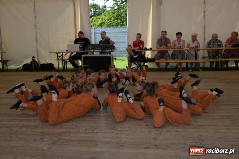 Zdjęcie w galerii na portalu naszraciborz.pl: Jest w orkiestrach dętych wielka siła. Przemarsz przez Tworków [WIDEO]  wiadomości z regionu