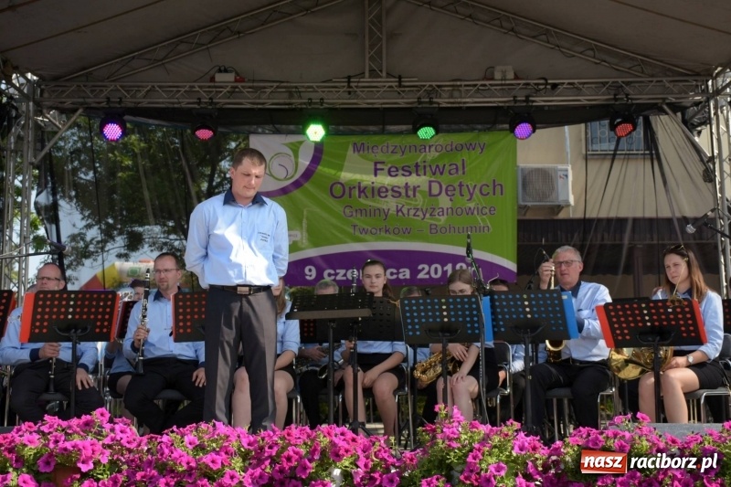 Zdjęcie w galerii na portalu naszraciborz.pl: Jest w orkiestrach dętych wielka siła. Przemarsz przez Tworków [WIDEO]  wiadomości z regionu