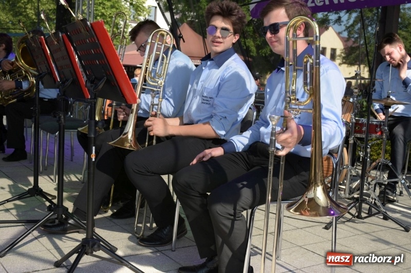 Zdjęcie w galerii na portalu naszraciborz.pl: Jest w orkiestrach dętych wielka siła. Przemarsz przez Tworków [WIDEO]  wiadomości z regionu