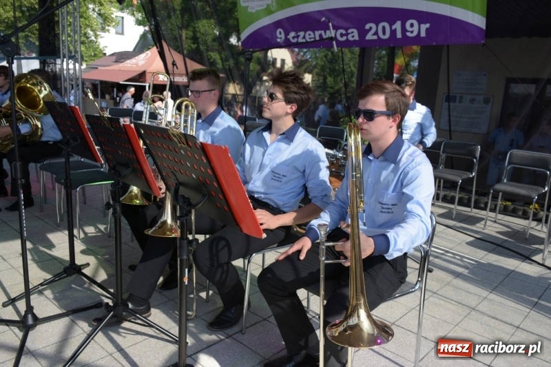 Zdjęcie w galerii na portalu naszraciborz.pl: Jest w orkiestrach dętych wielka siła. Przemarsz przez Tworków [WIDEO]  wiadomości z regionu