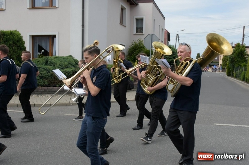 Zdjęcie w galerii na portalu naszraciborz.pl: Jest w orkiestrach dętych wielka siła. Przemarsz przez Tworków [WIDEO]  wiadomości z regionu