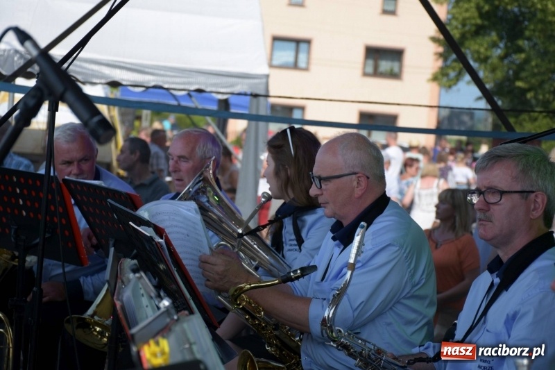 Zdjęcie w galerii na portalu naszraciborz.pl: Jest w orkiestrach dętych wielka siła. Przemarsz przez Tworków [WIDEO]  wiadomości z regionu