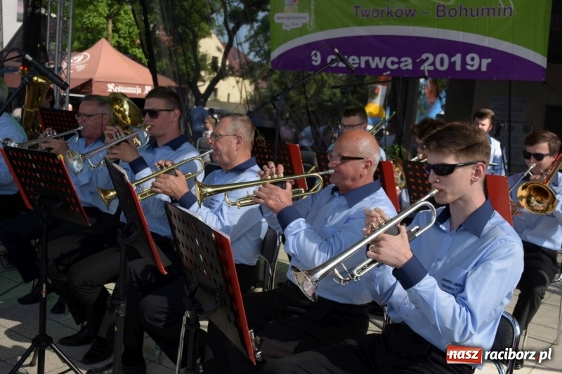 Zdjęcie w galerii na portalu naszraciborz.pl: Jest w orkiestrach dętych wielka siła. Przemarsz przez Tworków [WIDEO]  wiadomości z regionu