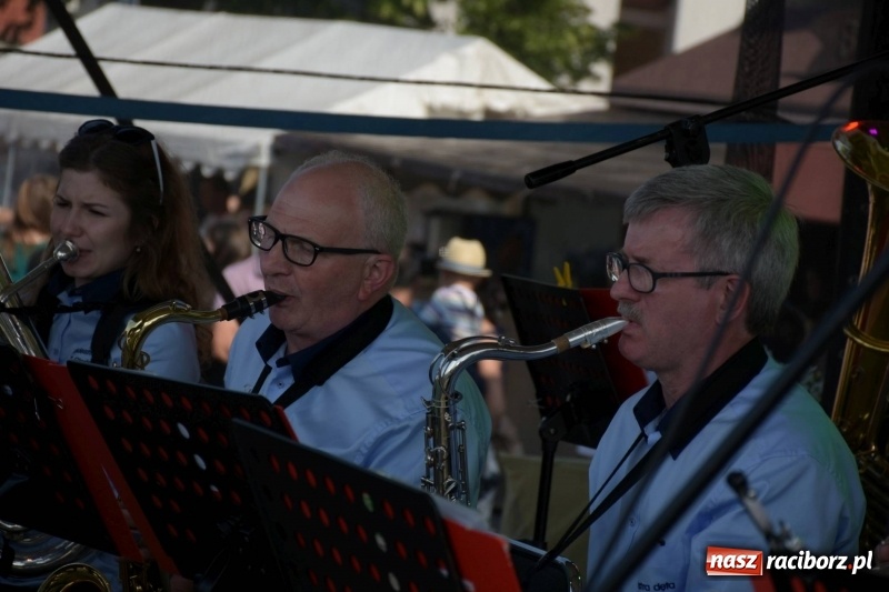 Zdjęcie w galerii na portalu naszraciborz.pl: Jest w orkiestrach dętych wielka siła. Przemarsz przez Tworków [WIDEO]  wiadomości z regionu