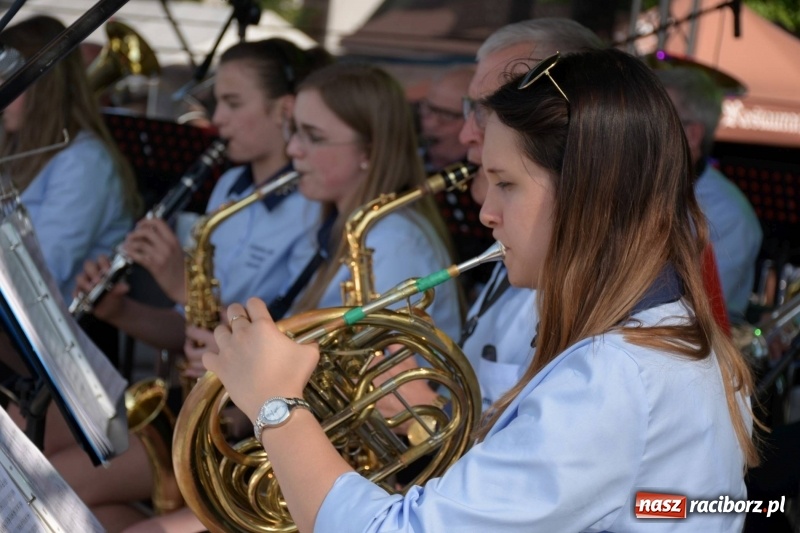 Zdjęcie w galerii na portalu naszraciborz.pl: Jest w orkiestrach dętych wielka siła. Przemarsz przez Tworków [WIDEO]  wiadomości z regionu