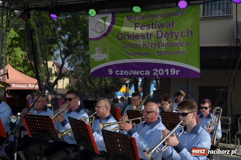 Zdjęcie w galerii na portalu naszraciborz.pl: Jest w orkiestrach dętych wielka siła. Przemarsz przez Tworków [WIDEO]  wiadomości z regionu