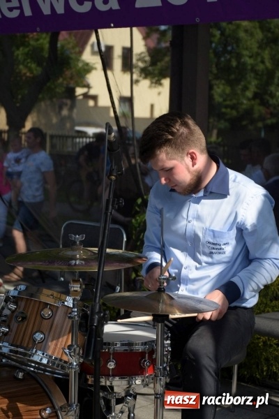 Zdjęcie w galerii na portalu naszraciborz.pl: Jest w orkiestrach dętych wielka siła. Przemarsz przez Tworków [WIDEO]  wiadomości z regionu