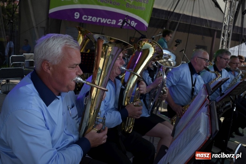 Zdjęcie w galerii na portalu naszraciborz.pl: Jest w orkiestrach dętych wielka siła. Przemarsz przez Tworków [WIDEO]  wiadomości z regionu
