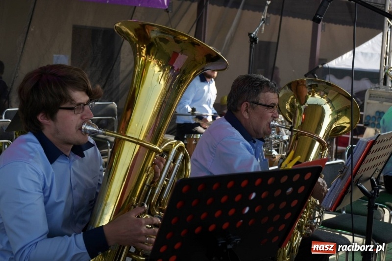 Zdjęcie w galerii na portalu naszraciborz.pl: Jest w orkiestrach dętych wielka siła. Przemarsz przez Tworków [WIDEO]  wiadomości z regionu