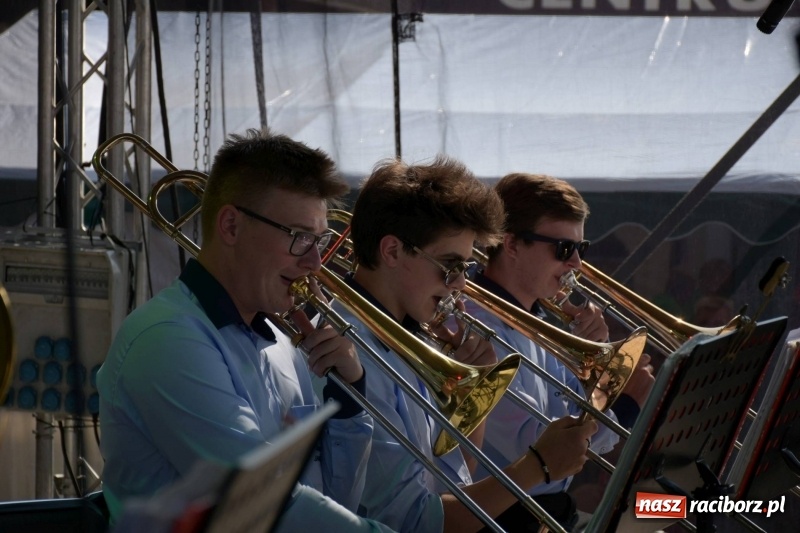 Zdjęcie w galerii na portalu naszraciborz.pl: Jest w orkiestrach dętych wielka siła. Przemarsz przez Tworków [WIDEO]  wiadomości z regionu
