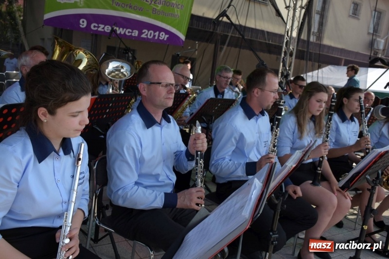 Zdjęcie w galerii na portalu naszraciborz.pl: Jest w orkiestrach dętych wielka siła. Przemarsz przez Tworków [WIDEO]  wiadomości z regionu
