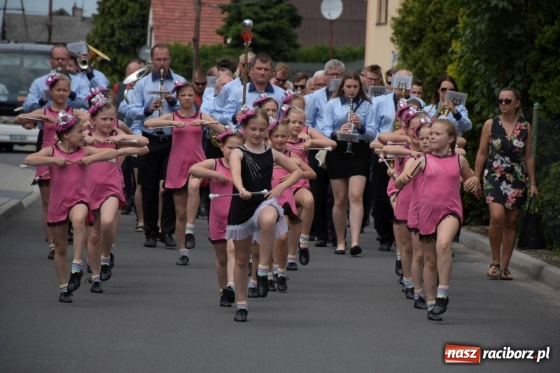 Zdjęcie w galerii na portalu naszraciborz.pl: Jest w orkiestrach dętych wielka siła. Przemarsz przez Tworków [WIDEO]  wiadomości z regionu