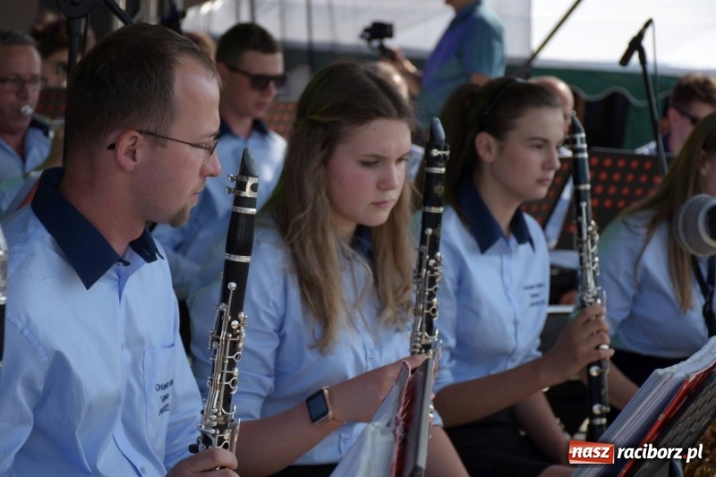 Zdjęcie w galerii na portalu naszraciborz.pl: Jest w orkiestrach dętych wielka siła. Przemarsz przez Tworków [WIDEO]  wiadomości z regionu