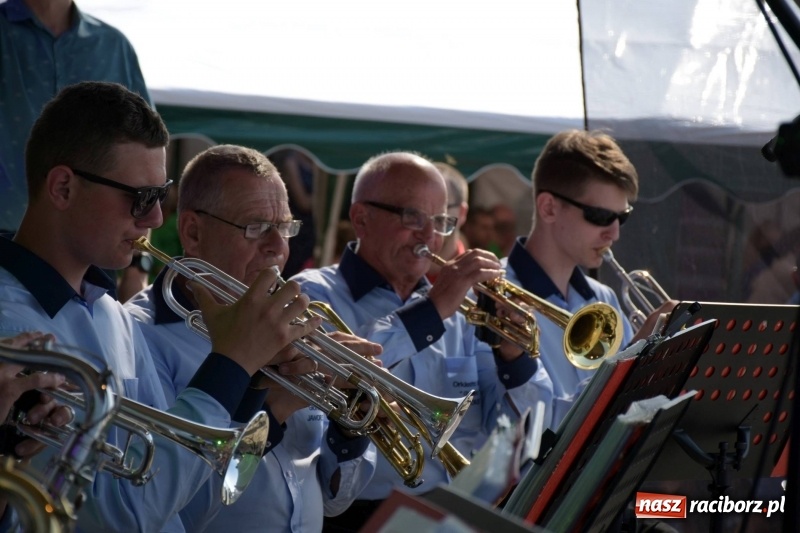 Zdjęcie w galerii na portalu naszraciborz.pl: Jest w orkiestrach dętych wielka siła. Przemarsz przez Tworków [WIDEO]  wiadomości z regionu