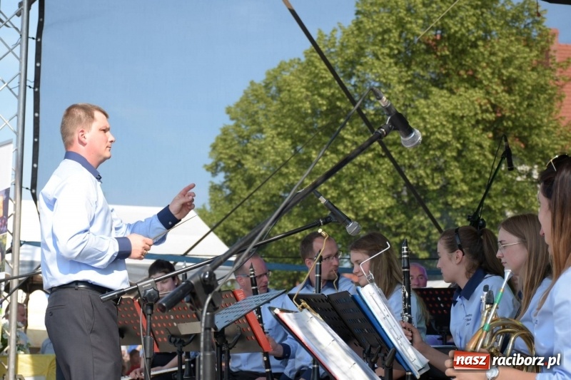 Zdjęcie w galerii na portalu naszraciborz.pl: Jest w orkiestrach dętych wielka siła. Przemarsz przez Tworków [WIDEO]  wiadomości z regionu
