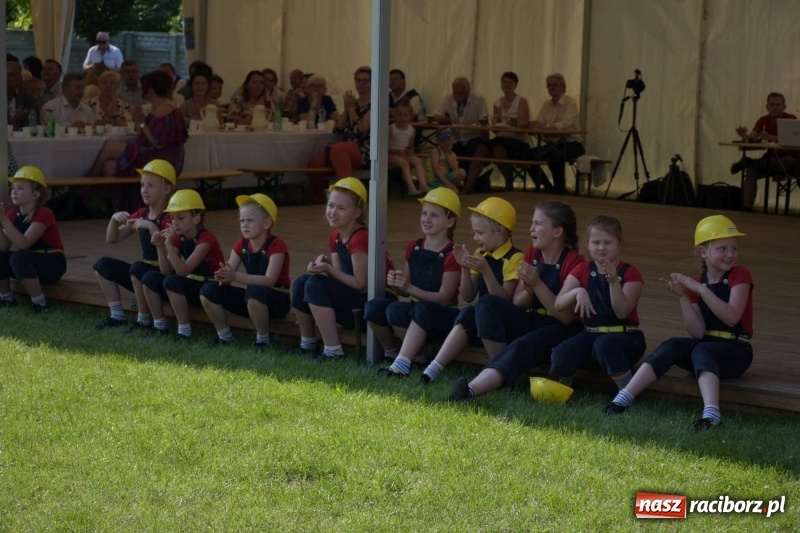 Zdjęcie w galerii na portalu naszraciborz.pl: Jest w orkiestrach dętych wielka siła. Przemarsz przez Tworków [WIDEO]  wiadomości z regionu