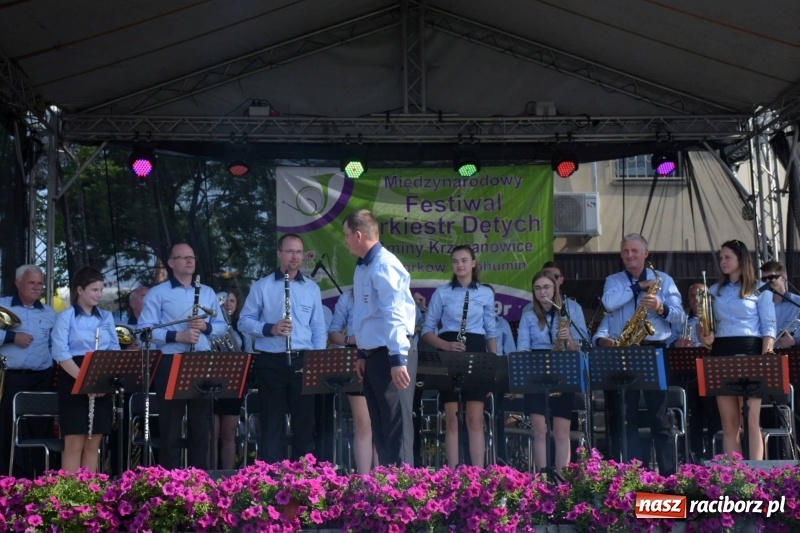 Zdjęcie w galerii na portalu naszraciborz.pl: Jest w orkiestrach dętych wielka siła. Przemarsz przez Tworków [WIDEO]  wiadomości z regionu