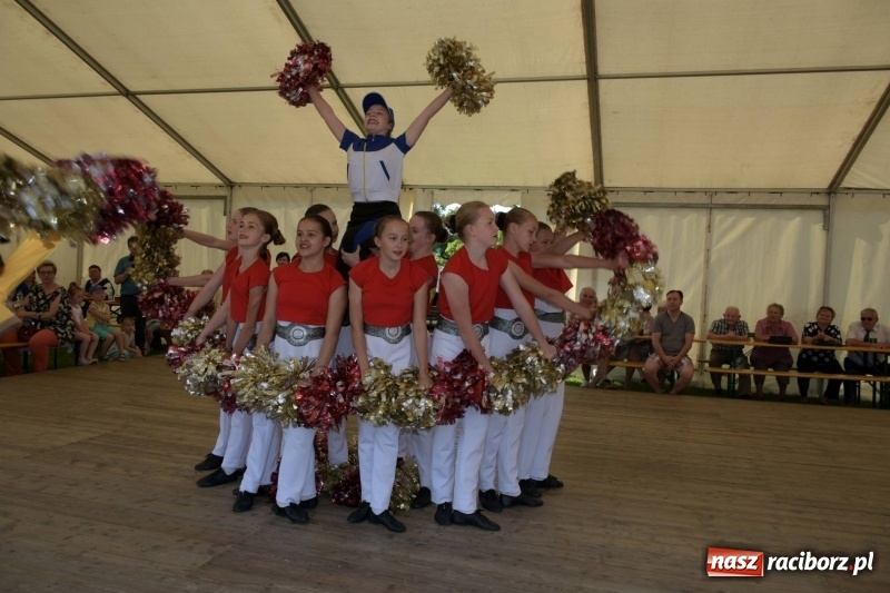 Zdjęcie w galerii na portalu naszraciborz.pl: Jest w orkiestrach dętych wielka siła. Przemarsz przez Tworków [WIDEO]  wiadomości z regionu