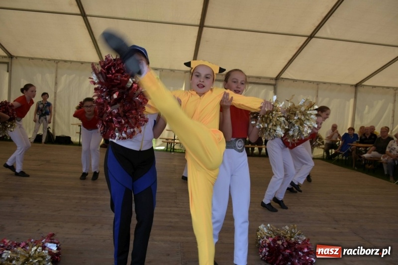 Zdjęcie w galerii na portalu naszraciborz.pl: Jest w orkiestrach dętych wielka siła. Przemarsz przez Tworków [WIDEO]  wiadomości z regionu