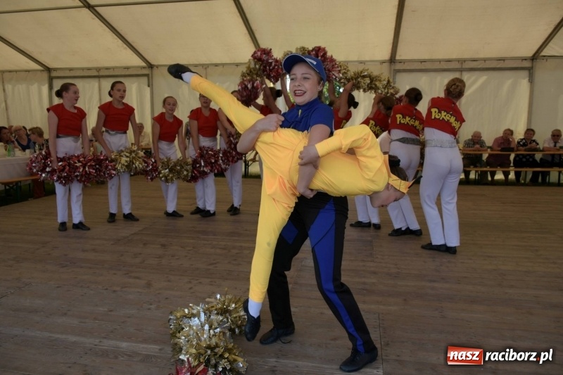 Zdjęcie w galerii na portalu naszraciborz.pl: Jest w orkiestrach dętych wielka siła. Przemarsz przez Tworków [WIDEO]  wiadomości z regionu