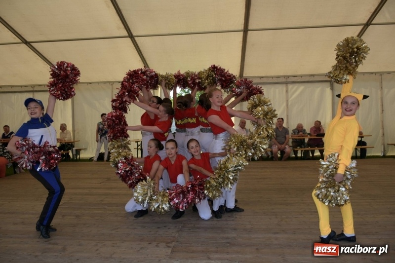 Zdjęcie w galerii na portalu naszraciborz.pl: Jest w orkiestrach dętych wielka siła. Przemarsz przez Tworków [WIDEO]  wiadomości z regionu