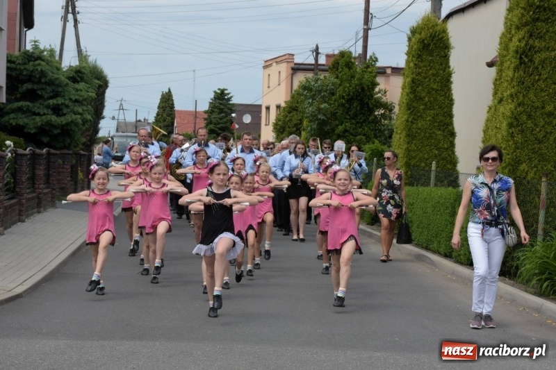 Zdjęcie w galerii na portalu naszraciborz.pl: Jest w orkiestrach dętych wielka siła. Przemarsz przez Tworków [WIDEO]  wiadomości z regionu