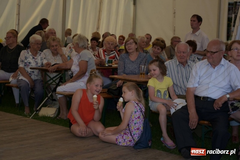 Zdjęcie w galerii na portalu naszraciborz.pl: Jest w orkiestrach dętych wielka siła. Przemarsz przez Tworków [WIDEO]  wiadomości z regionu