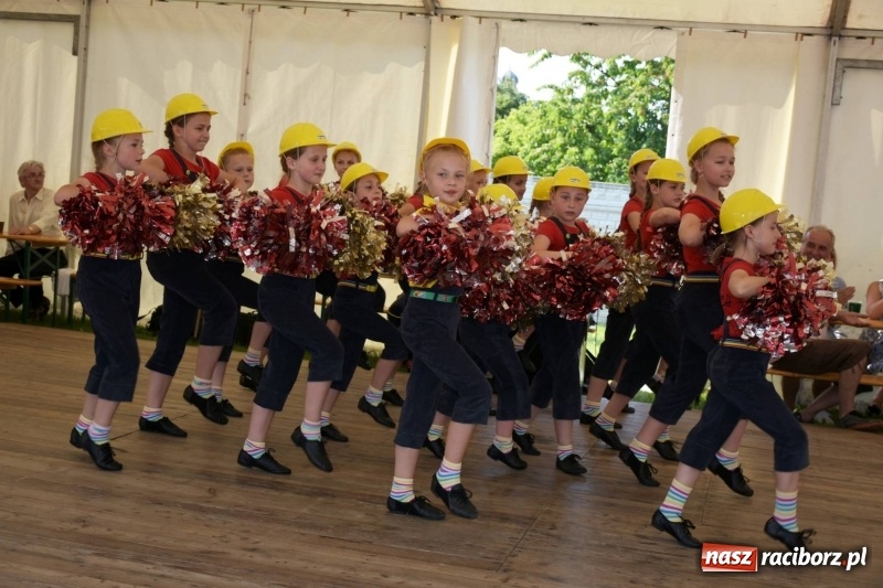 Zdjęcie w galerii na portalu naszraciborz.pl: Jest w orkiestrach dętych wielka siła. Przemarsz przez Tworków [WIDEO]  wiadomości z regionu