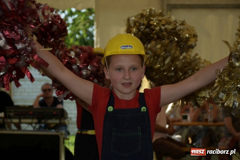 Zdjęcie w galerii na portalu naszraciborz.pl: Jest w orkiestrach dętych wielka siła. Przemarsz przez Tworków [WIDEO]  wiadomości z regionu