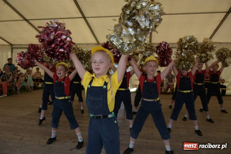 Zdjęcie w galerii na portalu naszraciborz.pl: Jest w orkiestrach dętych wielka siła. Przemarsz przez Tworków [WIDEO]  wiadomości z regionu