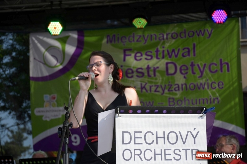 Zdjęcie w galerii na portalu naszraciborz.pl: Jest w orkiestrach dętych wielka siła. Przemarsz przez Tworków [WIDEO]  wiadomości z regionu