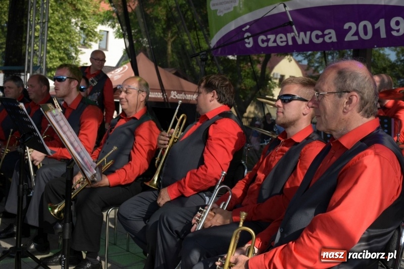 Zdjęcie w galerii na portalu naszraciborz.pl: Jest w orkiestrach dętych wielka siła. Przemarsz przez Tworków [WIDEO]  wiadomości z regionu