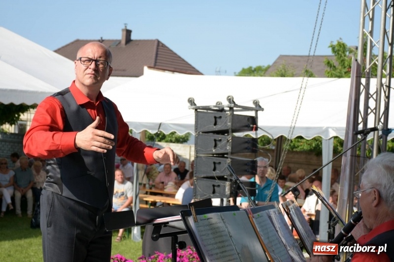 Zdjęcie w galerii na portalu naszraciborz.pl: Jest w orkiestrach dętych wielka siła. Przemarsz przez Tworków [WIDEO]  wiadomości z regionu