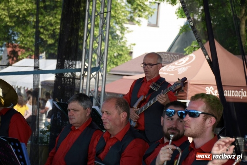 Zdjęcie w galerii na portalu naszraciborz.pl: Jest w orkiestrach dętych wielka siła. Przemarsz przez Tworków [WIDEO]  wiadomości z regionu