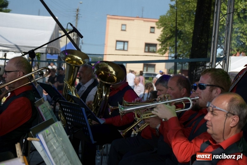Zdjęcie w galerii na portalu naszraciborz.pl: Jest w orkiestrach dętych wielka siła. Przemarsz przez Tworków [WIDEO]  wiadomości z regionu