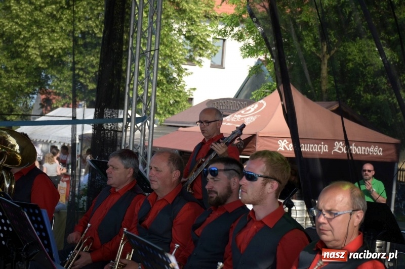 Zdjęcie w galerii na portalu naszraciborz.pl: Jest w orkiestrach dętych wielka siła. Przemarsz przez Tworków [WIDEO]  wiadomości z regionu