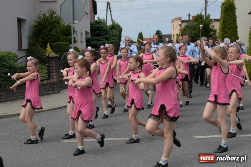 Zdjęcie w galerii na portalu naszraciborz.pl: Jest w orkiestrach dętych wielka siła. Przemarsz przez Tworków [WIDEO]  wiadomości z regionu