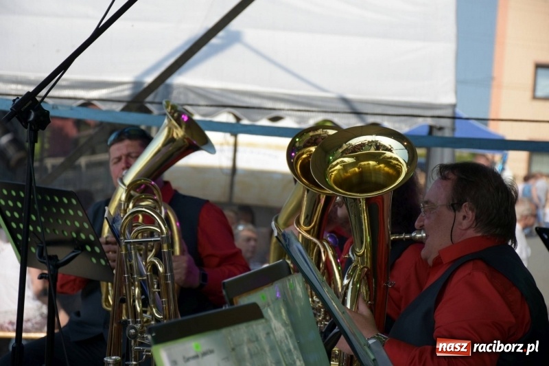 Zdjęcie w galerii na portalu naszraciborz.pl: Jest w orkiestrach dętych wielka siła. Przemarsz przez Tworków [WIDEO]  wiadomości z regionu