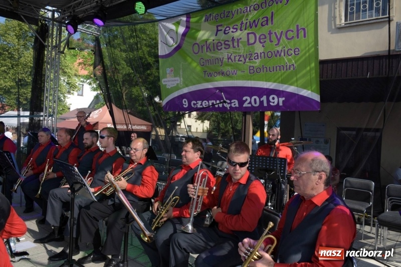 Zdjęcie w galerii na portalu naszraciborz.pl: Jest w orkiestrach dętych wielka siła. Przemarsz przez Tworków [WIDEO]  wiadomości z regionu