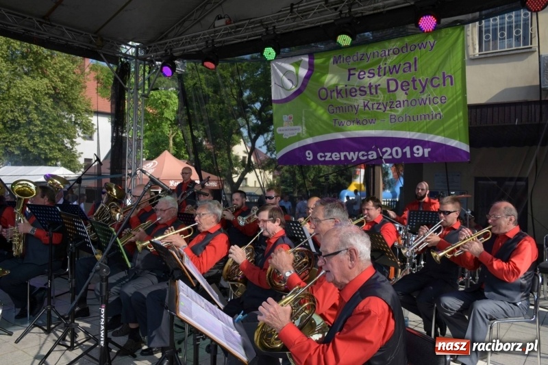 Zdjęcie w galerii na portalu naszraciborz.pl: Jest w orkiestrach dętych wielka siła. Przemarsz przez Tworków [WIDEO]  wiadomości z regionu
