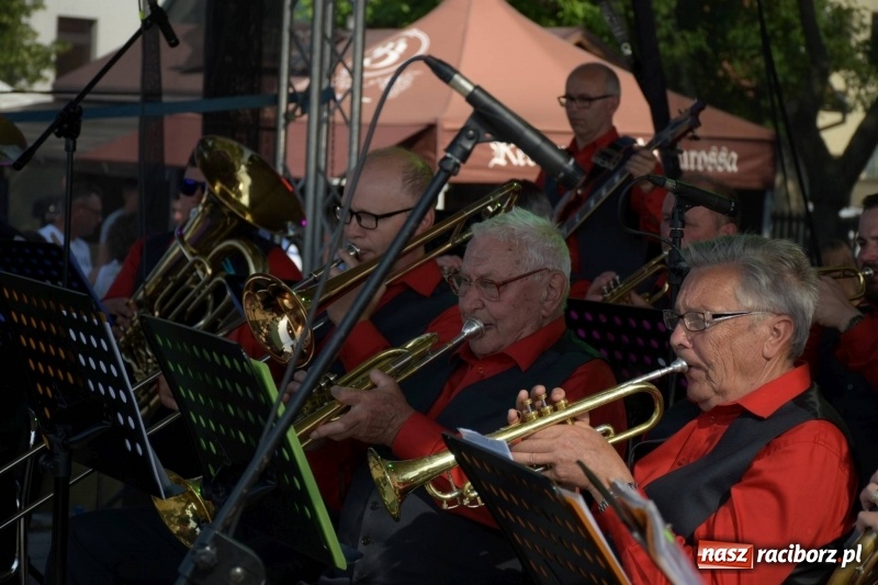 Zdjęcie w galerii na portalu naszraciborz.pl: Jest w orkiestrach dętych wielka siła. Przemarsz przez Tworków [WIDEO]  wiadomości z regionu