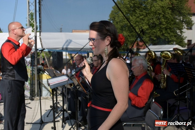 Zdjęcie w galerii na portalu naszraciborz.pl: Jest w orkiestrach dętych wielka siła. Przemarsz przez Tworków [WIDEO]  wiadomości z regionu