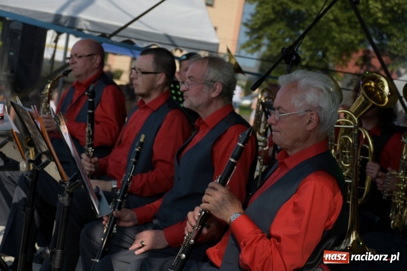 Zdjęcie w galerii na portalu naszraciborz.pl: Jest w orkiestrach dętych wielka siła. Przemarsz przez Tworków [WIDEO]  wiadomości z regionu
