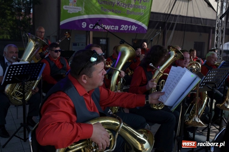 Zdjęcie w galerii na portalu naszraciborz.pl: Jest w orkiestrach dętych wielka siła. Przemarsz przez Tworków [WIDEO]  wiadomości z regionu