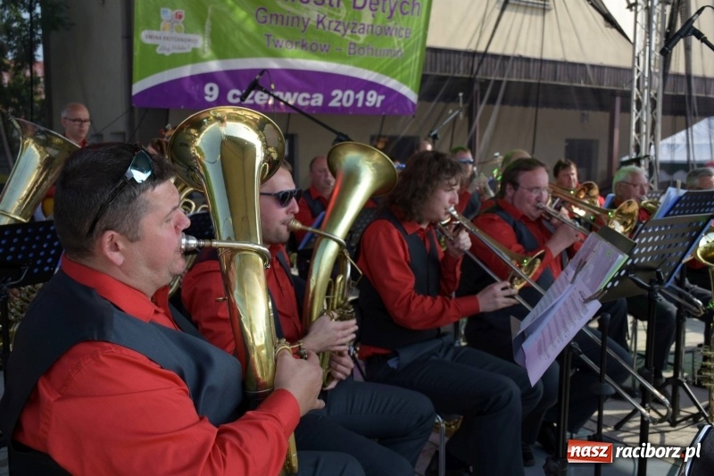Zdjęcie w galerii na portalu naszraciborz.pl: Jest w orkiestrach dętych wielka siła. Przemarsz przez Tworków [WIDEO]  wiadomości z regionu